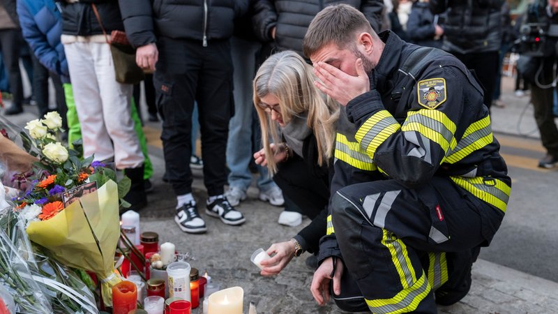 Ein Feuerwehrmann legt eine Kerze vor der Bar ab, in der 40 Menschen starben und mehr als 100 verletzt wurden. | Bild: picture alliance/KEYSTONE | ALESSANDRO DELLA VALLE Ein Feuerwehrmann legt eine Kerze vor der Bar ab, in der 40 Menschen starben und mehr als 100 verletzt wurden.