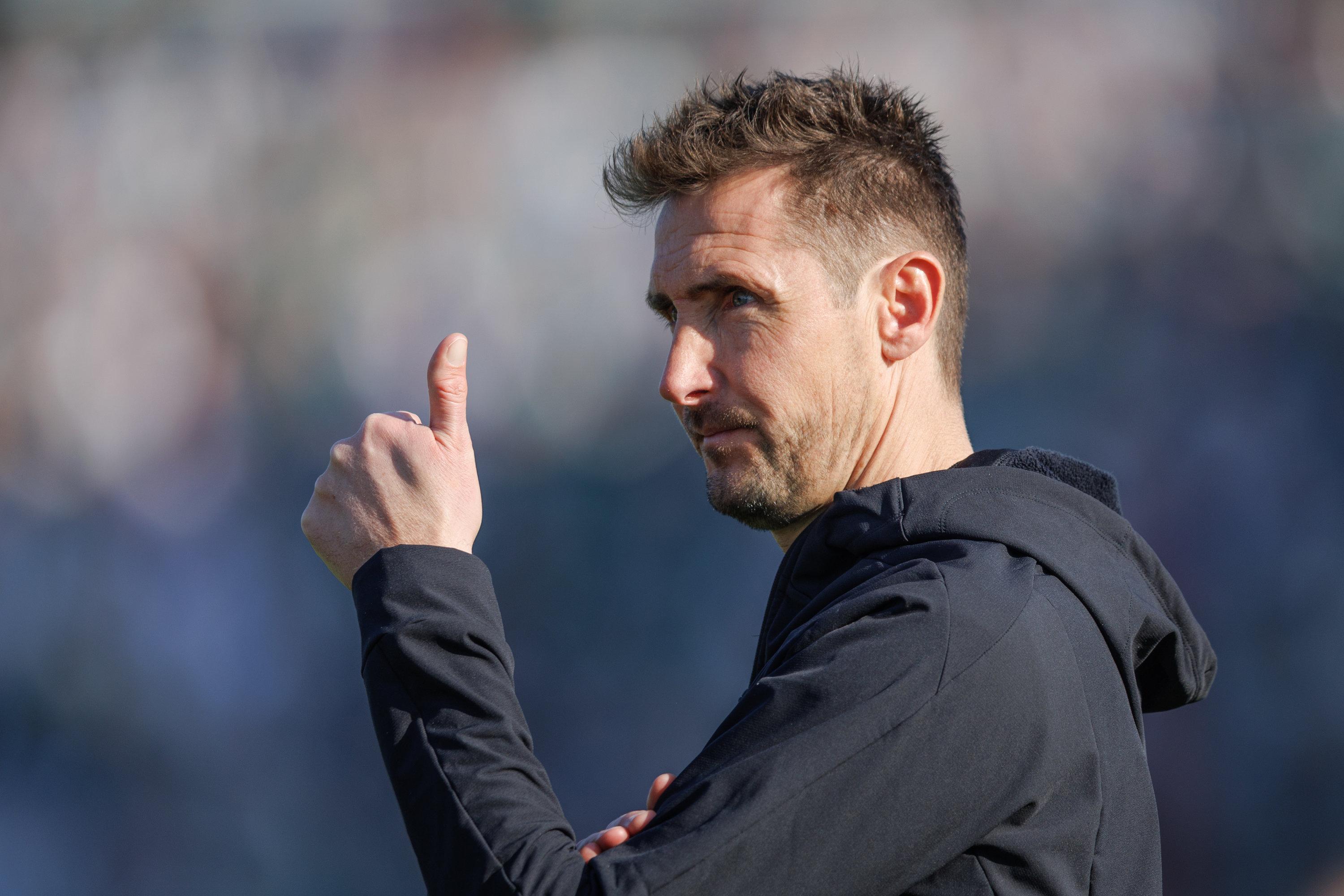 Nürnbergs Trainer Miroslav Klose zeigt mit dem Daumen nach oben