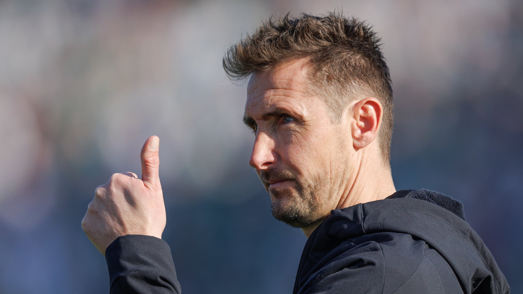 Nürnbergs Trainer Miroslav Klose zeigt mit dem Daumen nach oben