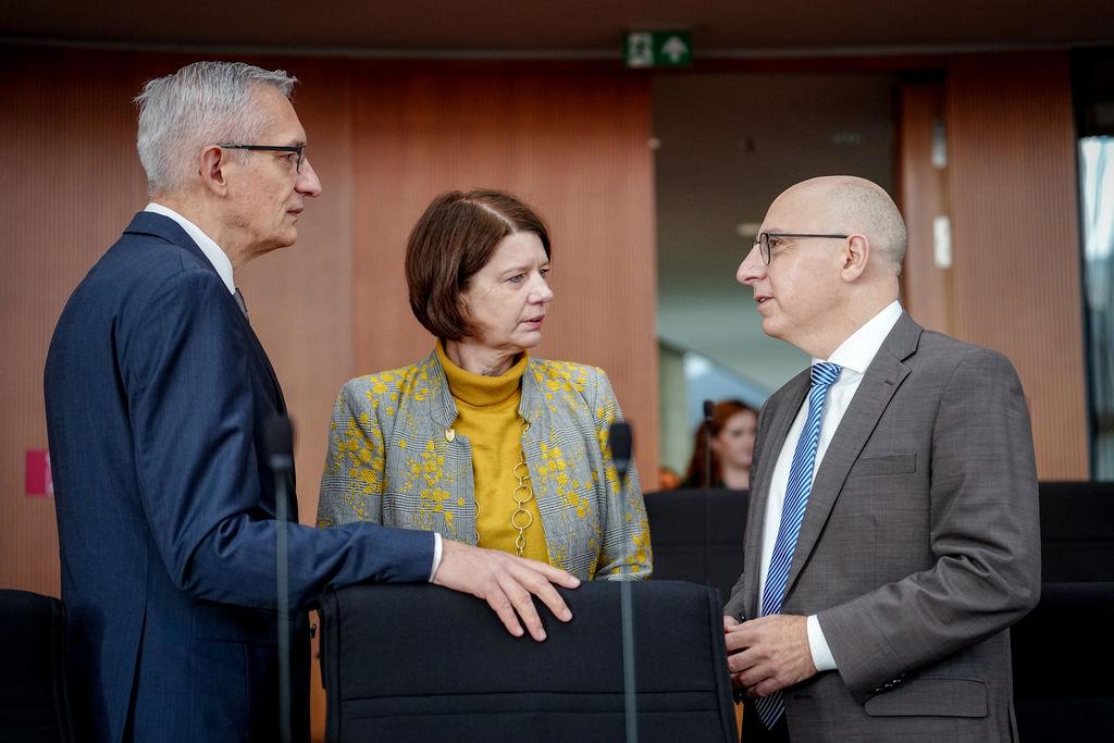 13.10.2025, Berlin: Martin Jäger (l-r), Präsident des Bundesnachrichtendienstes, Martina Rosenberg, Präsidentin des Bundesamtes für den Militärischen Abschirmdienst, und Sinan Selen, Präsident des Bundesamtes für Verfassungsschutz, nehmen an der öffentlichen Anhörung der Präsidenten der Nachrichtendienste durch das Parlamentarische Kontrollgremium des Bundestags teil. Foto: Kay Nietfeld/dpa +++ dpa-Bildfunk +++