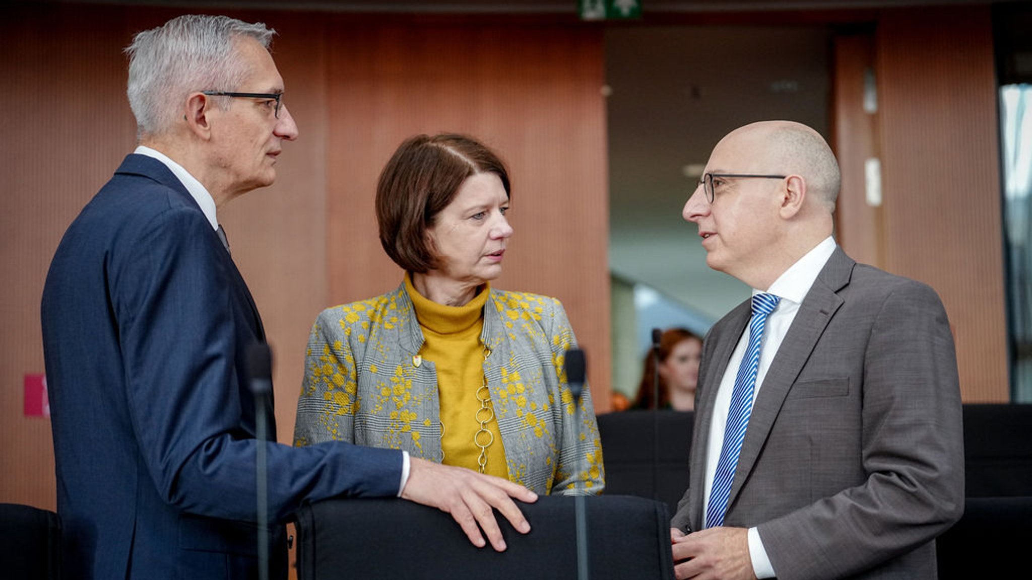 13.10.2025, Berlin: Martin Jäger (l-r), Präsident des Bundesnachrichtendienstes, Martina Rosenberg, Präsidentin des Bundesamtes für den Militärischen Abschirmdienst, und Sinan Selen, Präsident des Bundesamtes für Verfassungsschutz, nehmen an der öffentlichen Anhörung der Präsidenten der Nachrichtendienste durch das Parlamentarische Kontrollgremium des Bundestags teil. Foto: Kay Nietfeld/dpa +++ dpa-Bildfunk +++