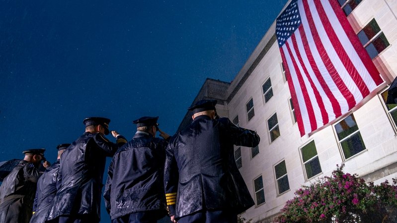 Washington: Soldaten salutieren im strömenden Regen, während am Morgen des 21. Jahrestages der Terroranschläge vom 11. September 2001, eine US-Fahne am Pentagon in Washington entrollt wird. 