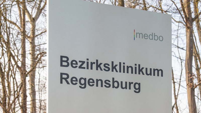 Hinweisschild am Bezirksklinikum Regensburg