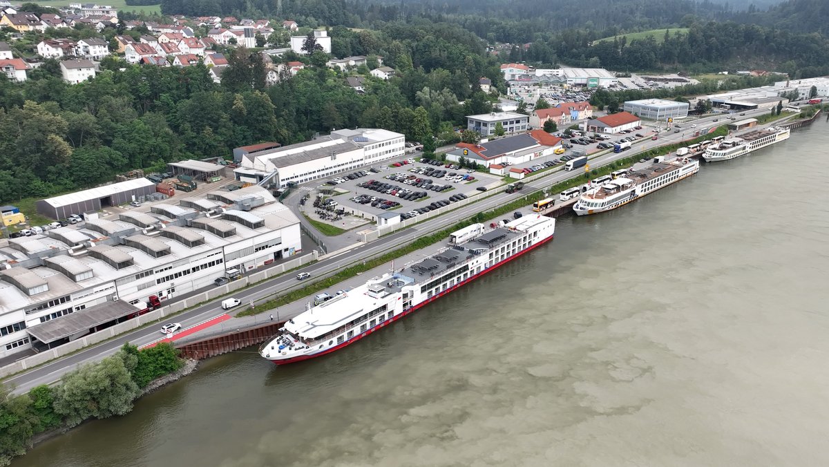 Kreuzfahrtschiffe liegen an einer Anlegestelle in Passau