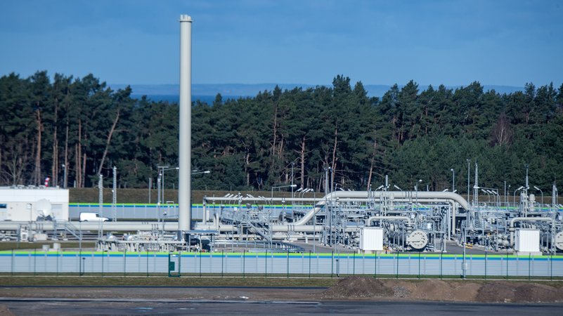 22.02.22: Die Anlagen der Gasempfangsstation der Ostseepipeline Nord Stream 2 sind durch hohe Zäune und einen Sichtschutz gesichert.