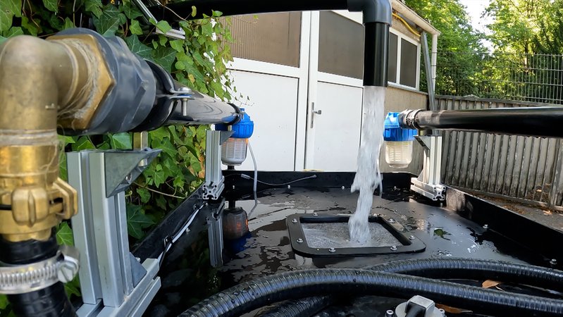 Der Roboter füllt seinen Wassertank ganz autonom an einer Station wieder auf. | Bild: BR/Hans Mielich Der Roboter füllt seinen Wassertank ganz autonom an einer Station wieder auf.