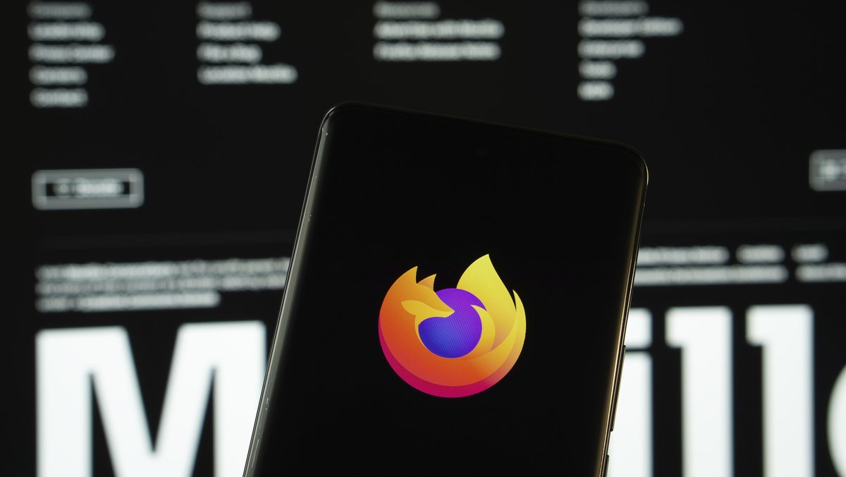 (Symbolbild) Firefox-Logo auf einem Handydisplay