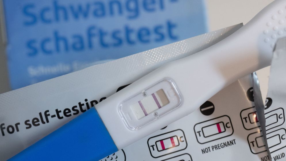 Ein Schwangerschaftstest zeigt mit zwei Streifen eine Schwangerschaft an. | Bild:dpa-Bildfunk/Hendrik Schmidt