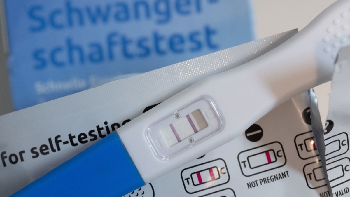 Ein Schwangerschaftstest zeigt mit zwei Streifen eine Schwangerschaft an.