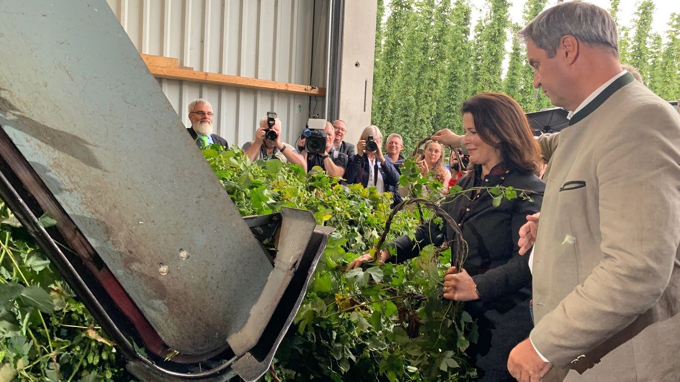 Zu sehen sind Ministerpräsident Markus Söder, Landwirtschaftsministerin Michaela Kaniber und eine Pflückmaschine