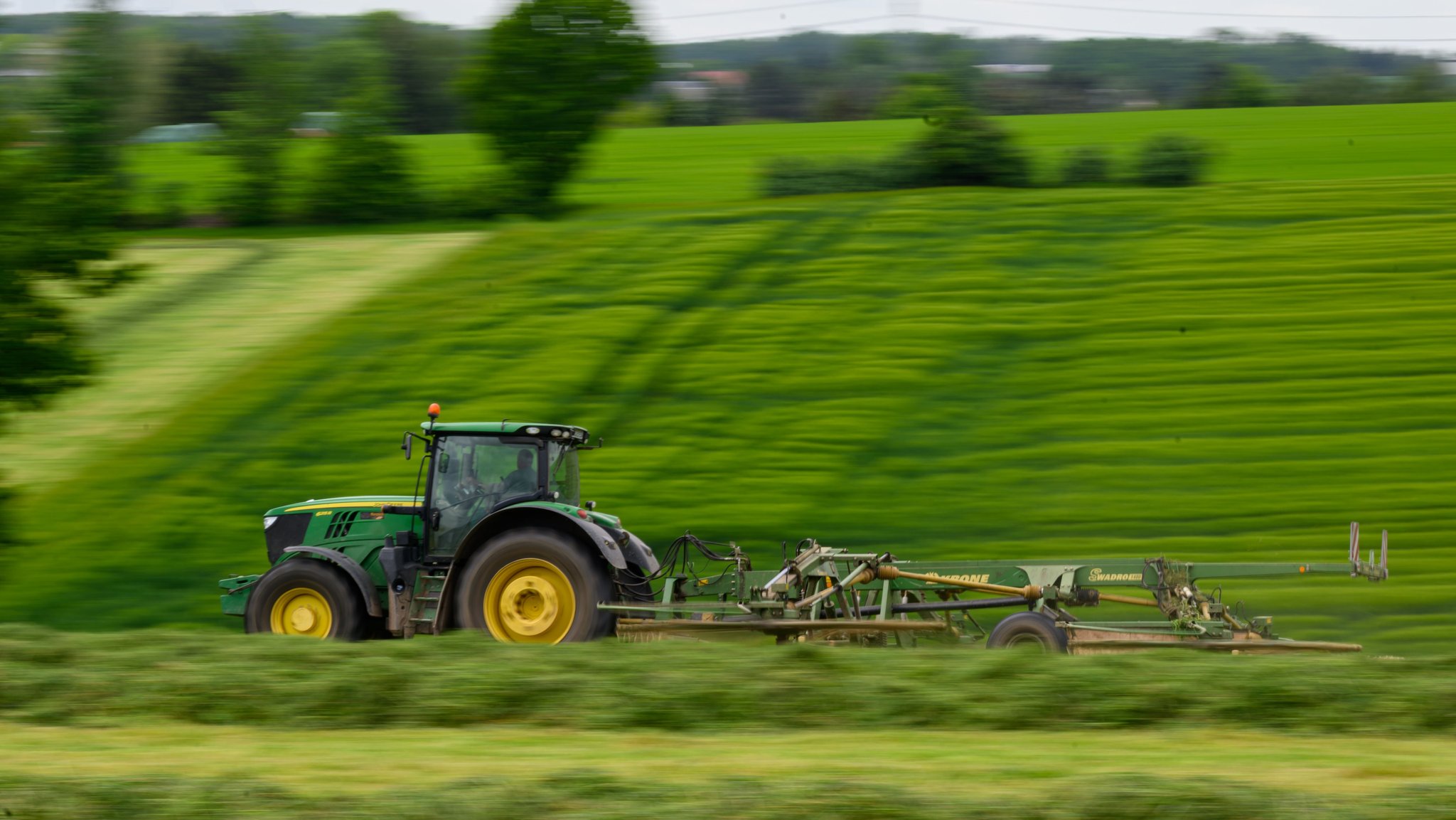 ARCHIV - 21.05.2026, Sachsen, Jahnsdorf: Ein Traktor fährt auf einem Feld. (zu dpa: «Frau wird tödlich unter Traktor eingeklemmt») Foto: Hendrik Schmidt/dpa +++ dpa-Bildfunk +++ | Bild: dpa-Bildfunk/Hendrik Schmidt ARCHIV - 21.05.2026, Sachsen, Jahnsdorf: Ein Traktor fährt auf einem Feld. (zu dpa: «Frau wird tödlich unter Traktor eingeklemmt») Foto: Hendrik Schmidt/dpa +++ dpa-Bildfunk +++