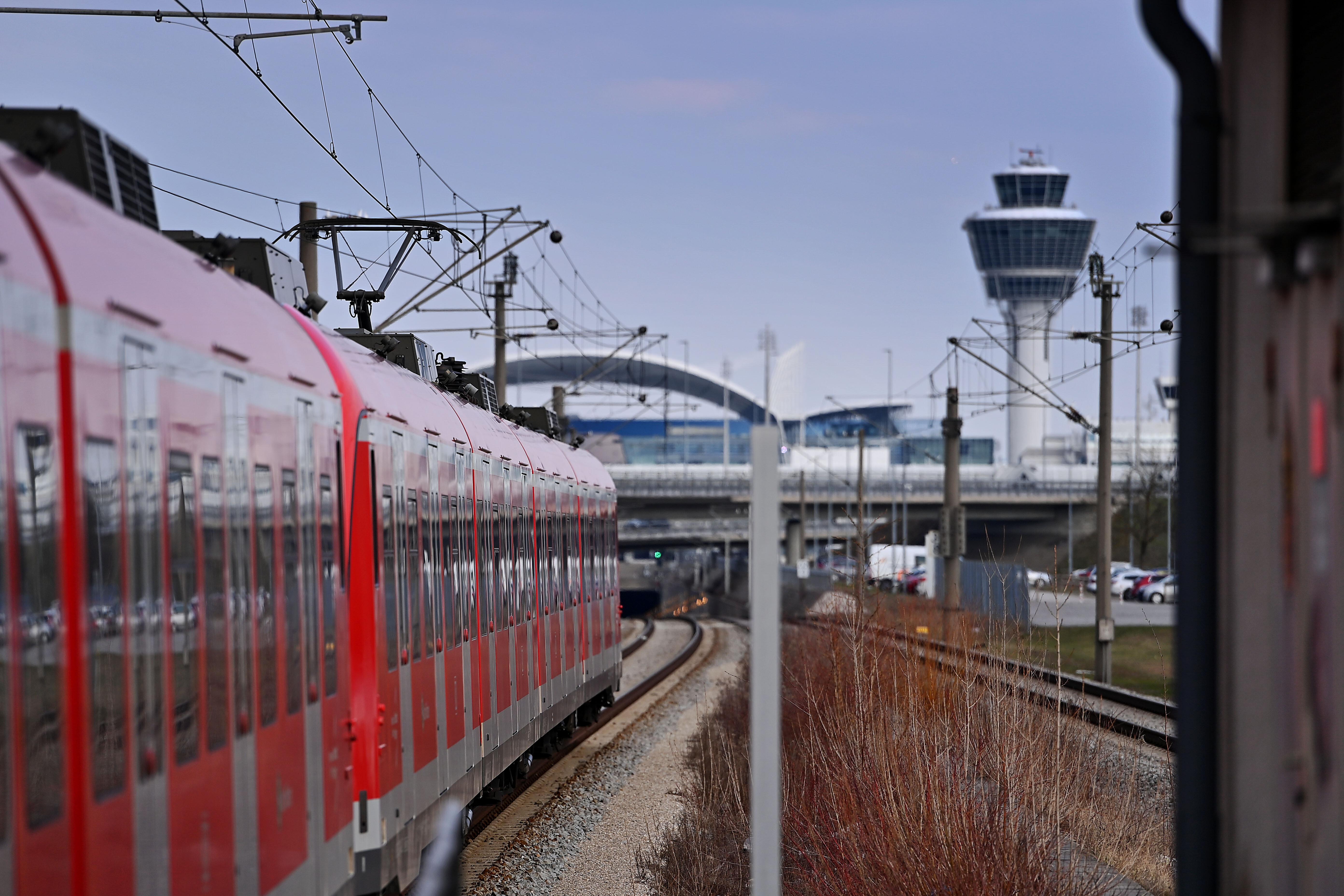Tower des Münchner Flughafens von der S-Bahn Strecke aus gesehen
