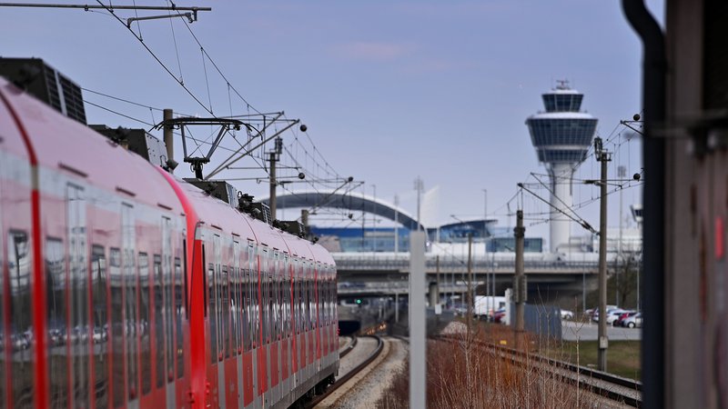 Tower des Münchner Flughafens von der S-Bahn Strecke aus gesehen | Bild: picture alliance / SvenSimon | FrankHoermann/SVEN SIMON Tower des Münchner Flughafens von der S-Bahn Strecke aus gesehen