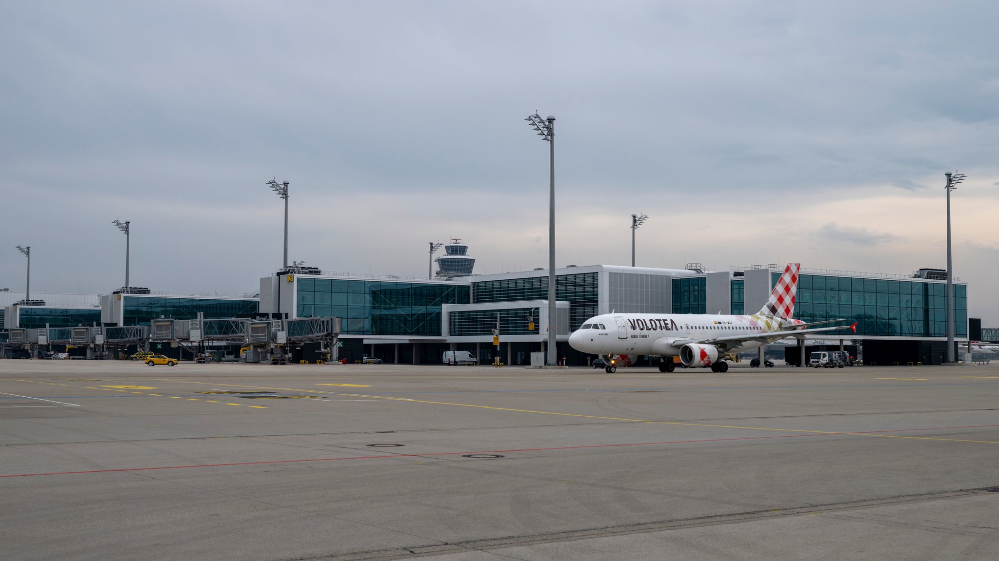 Ein Flugzeug fährt am Außenbereich des Erweiterungsbau des Terminals 1 am Münchner Flughafen vorbei. 