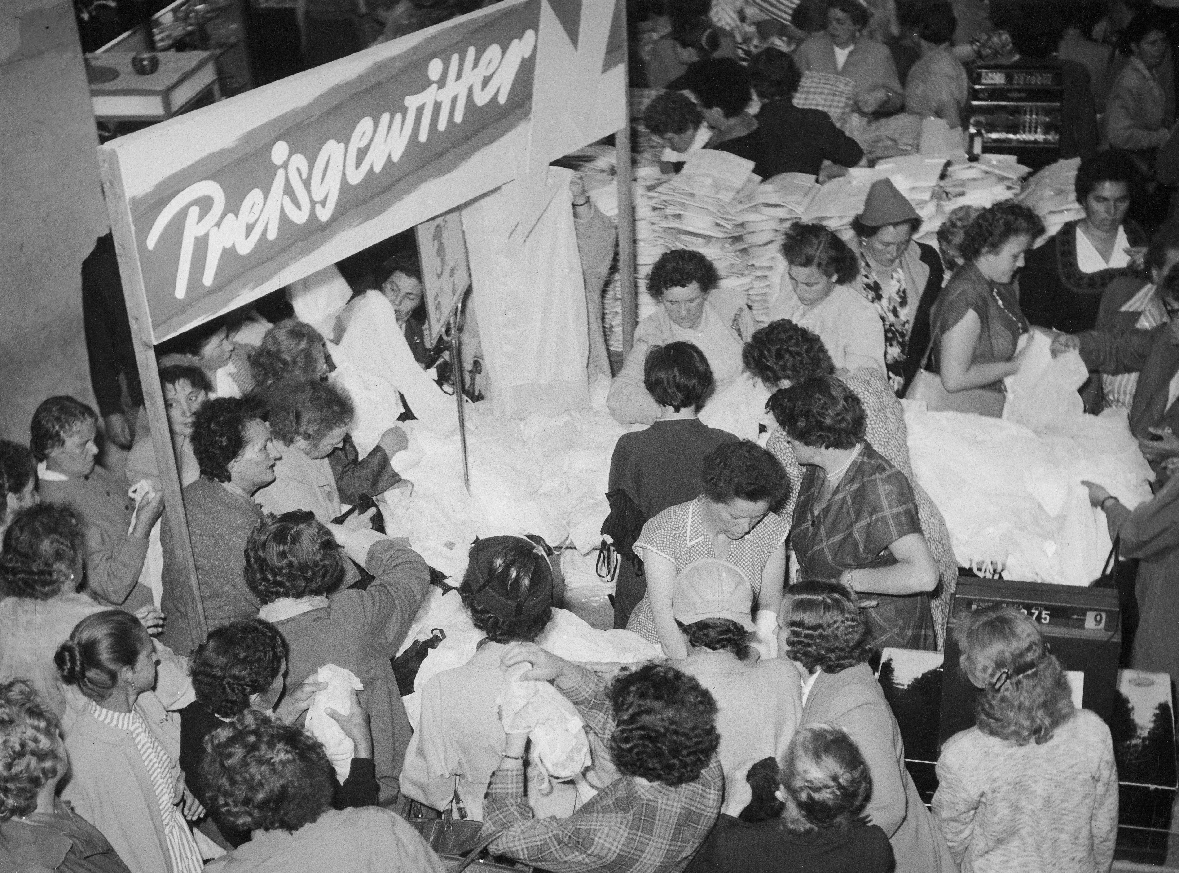 Kunden drängen sich im Jahr 1959 beim Schlussverkauf