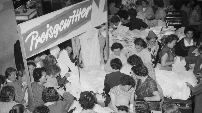 Kunden drängen sich im Jahr 1959 beim Schlussverkauf | Bild: picture alliance / SZ Photo | Fotoarchiv Otfried Schmidt Kunden drängen sich im Jahr 1959 beim Schlussverkauf
