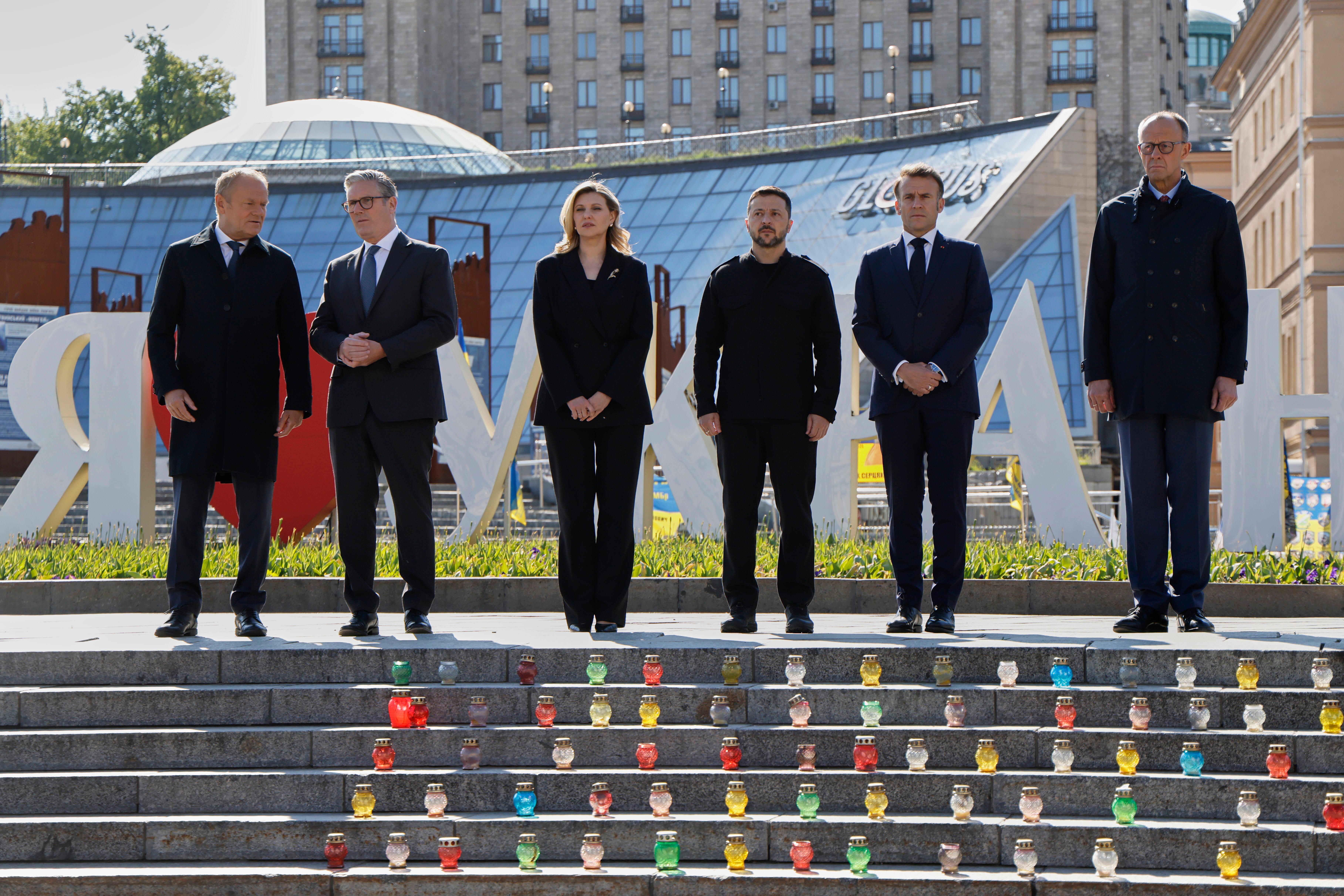 Bundeskanzler Friedrich Merz mit Amtskollegen beim Gedenken in der Ukraine