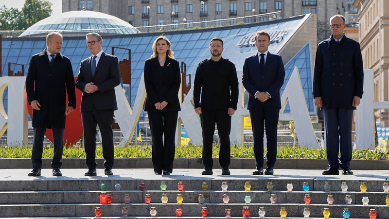 Bundeskanzler Friedrich Merz mit Amtskollegen beim Gedenken in der Ukraine | Bild: picture alliance / ASSOCIATED PRESS | Ludovic Marin Bundeskanzler Friedrich Merz mit Amtskollegen beim Gedenken in der Ukraine