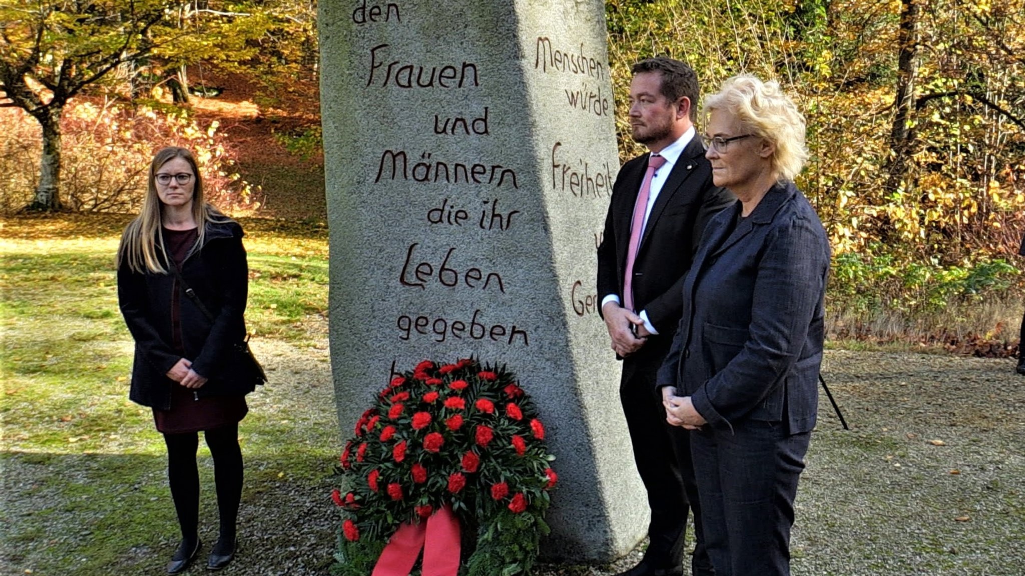 Verteidigungsministerin Lambrecht legte mit SPD-Vertretern einen Kranz nieder