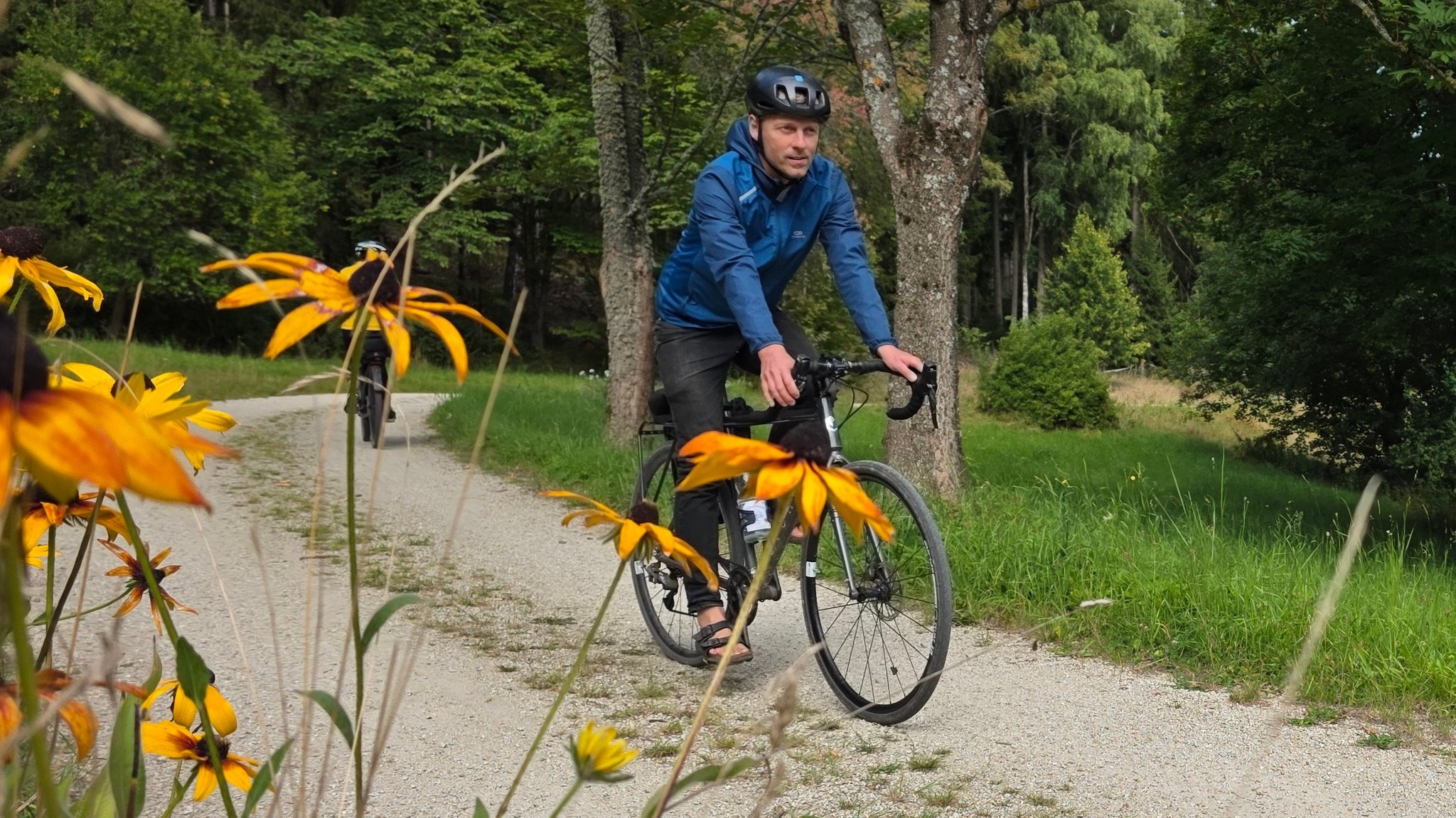 Stefan Hertwig radelt auf dem dem neuen Eger-Radweg. | Bild: BR / Ulrike Nikola Stefan Hertwig radelt auf dem dem neuen Eger-Radweg.