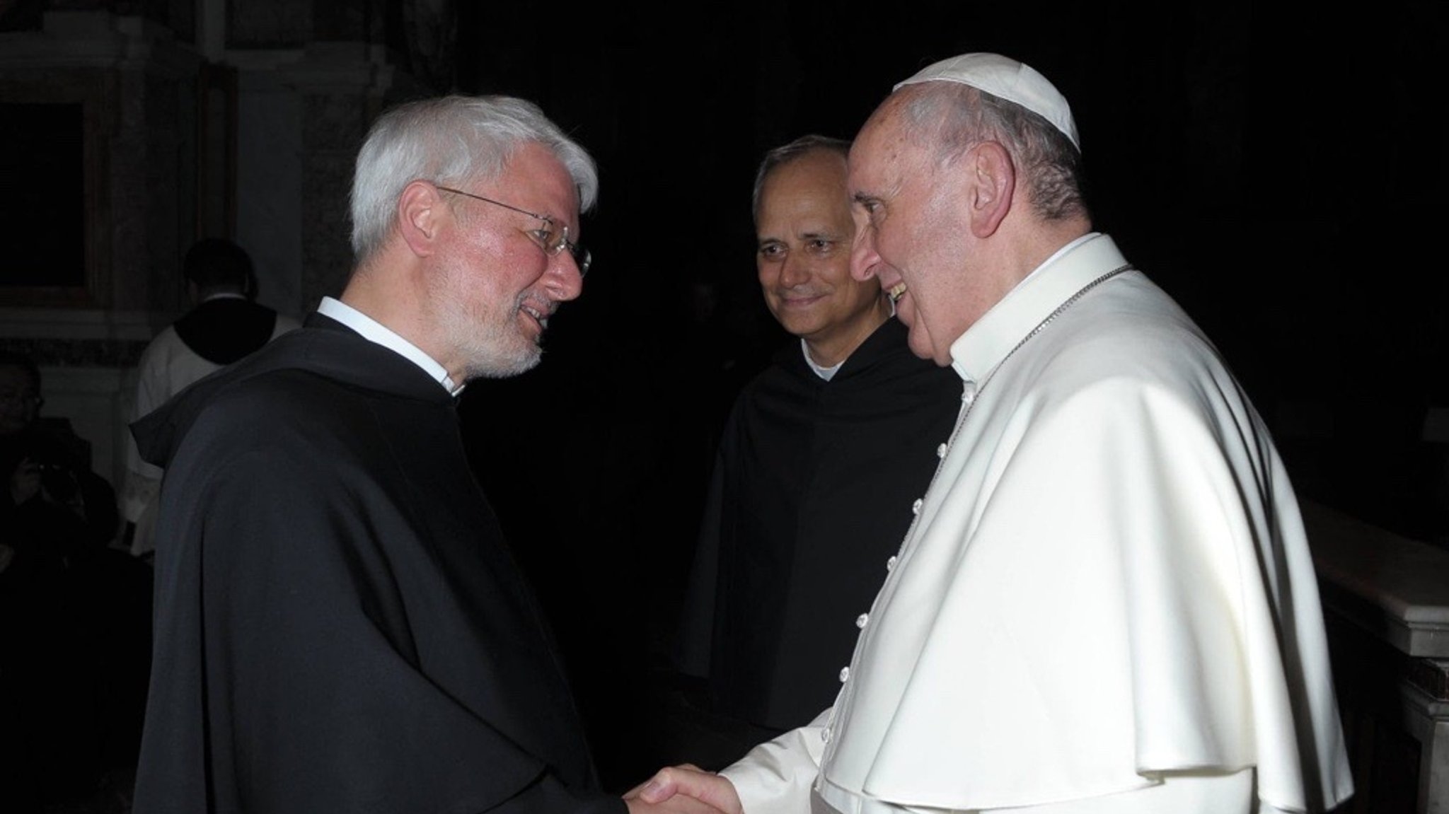 P. Matthäus Klein OSA schüttelt Papst Franziskus die Hand – im Hintergrund Kardinal Prevost, der neue Papst Leo XIV.