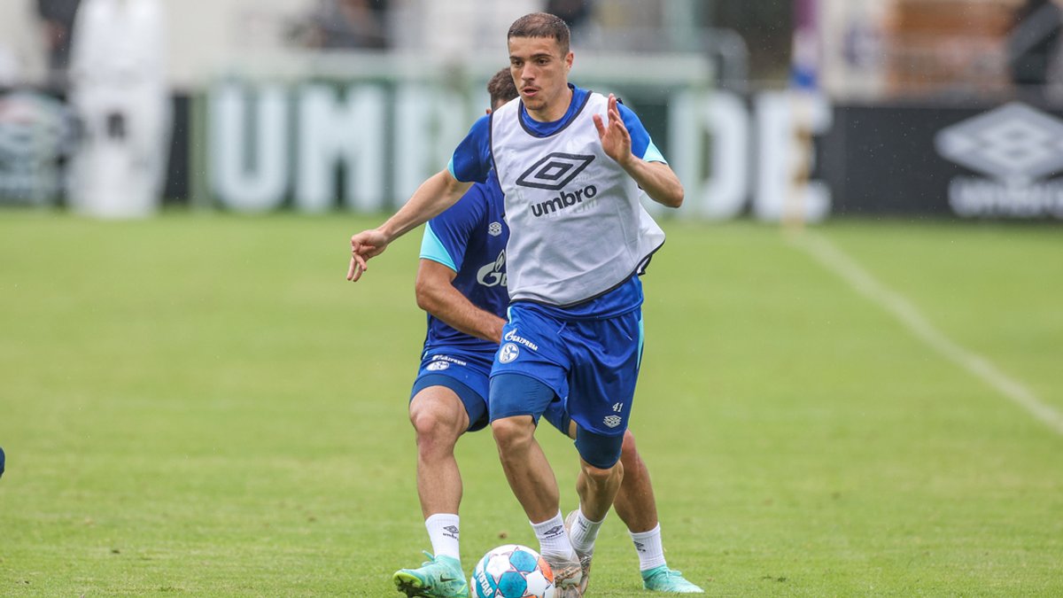 Der SSV Jahn leiht sich Blendi Idrizi vom FC Schalke 04 für eine Saison aus