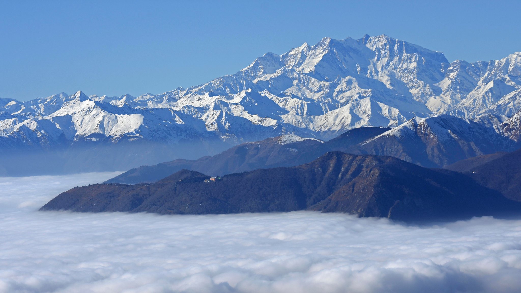 Monte Rosa Massiv erhebt sich über Wolkenmeer, Ausblick von Monte Lema, Luino, Lombardei, Italien