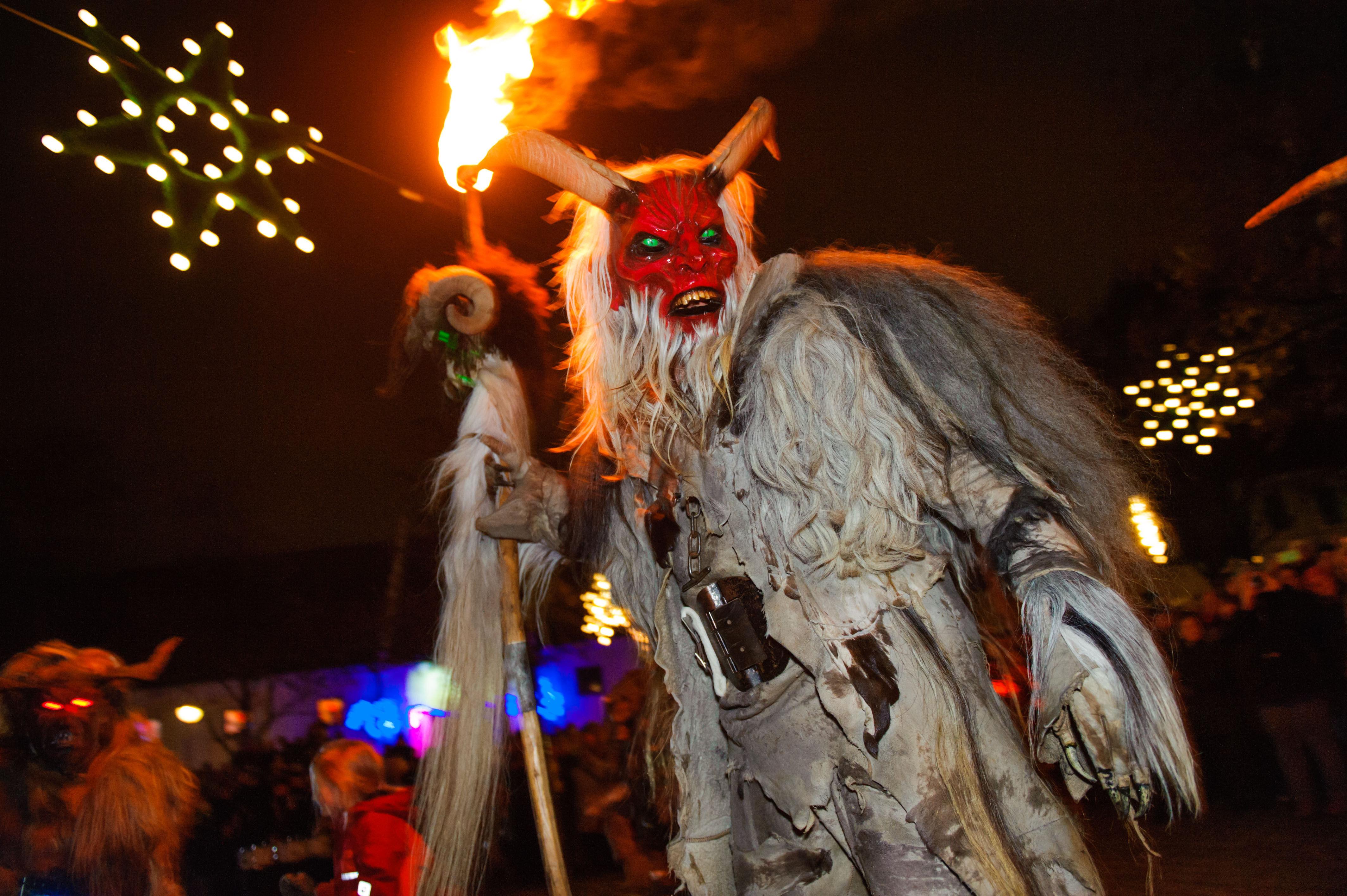Perchte bei einem traditionellen Umzug (Symbolbild)
