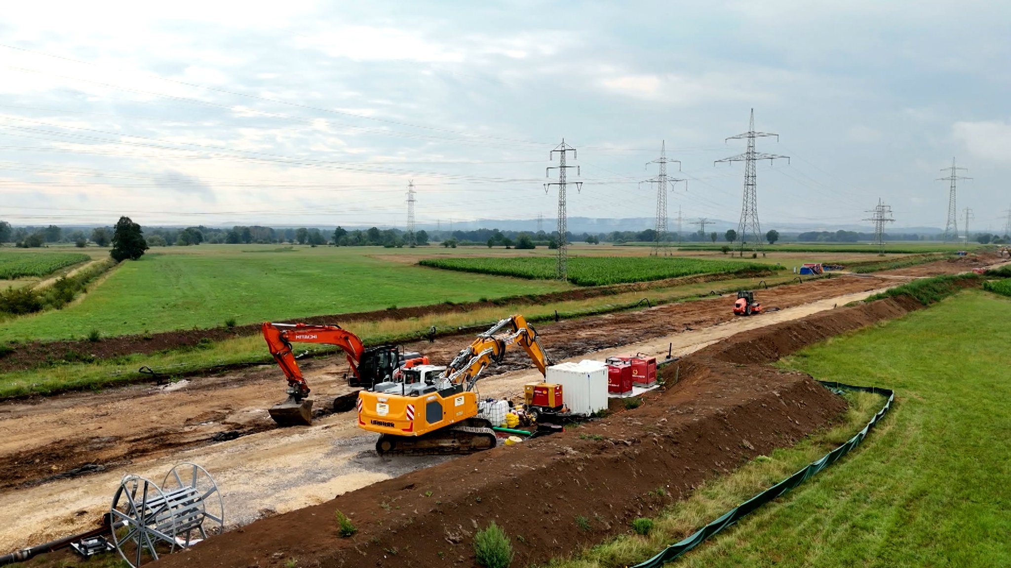 Für die Stromtrassen Südlink und Südostlink werden in Bayern Erdleitungen verlegt. | Bild: Bayerischer Rundfunk 2026 Für die Stromtrassen Südlink und Südostlink werden in Bayern Erdleitungen verlegt.