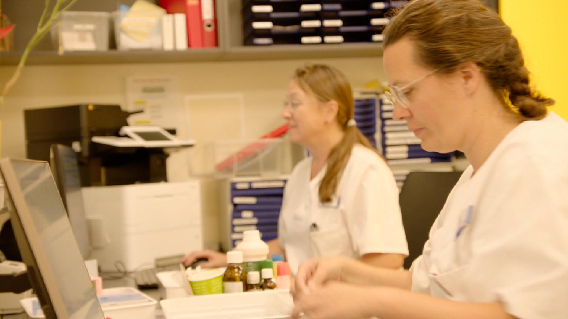 Pflegekräfte bei der Arbeit.