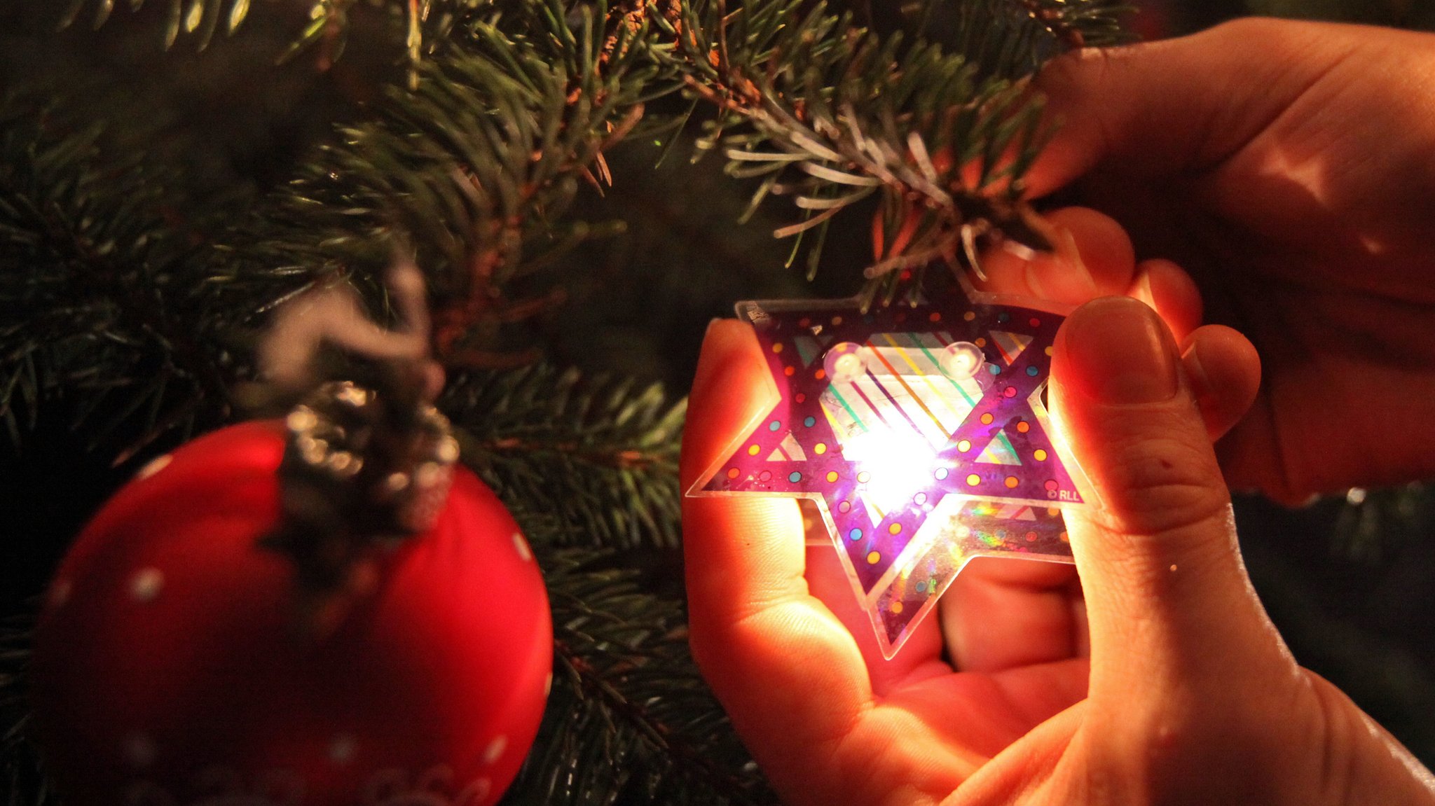 "Weihnukka"-Tannenbaum mit jüdischem Weihnachtsschmuck. Bereits im ausgehenden 19. Jahrhundert hat es nach Aussage der Leiterin des Jüdischen Museums Berlin Familien gegeben, die Weihnachten und Chanukka feierten. 