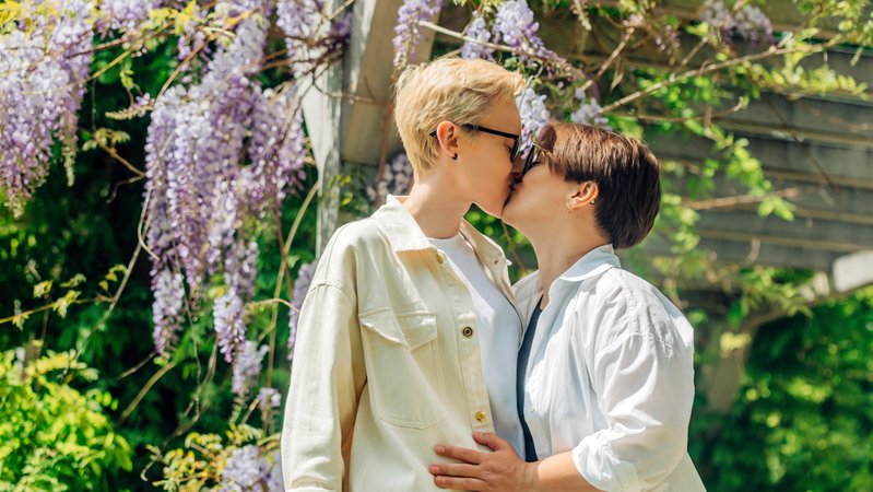 Zwei Frauen küssen sich. | Bild: picture alliance / Westend61 | Vira Simon Zwei Frauen küssen sich.