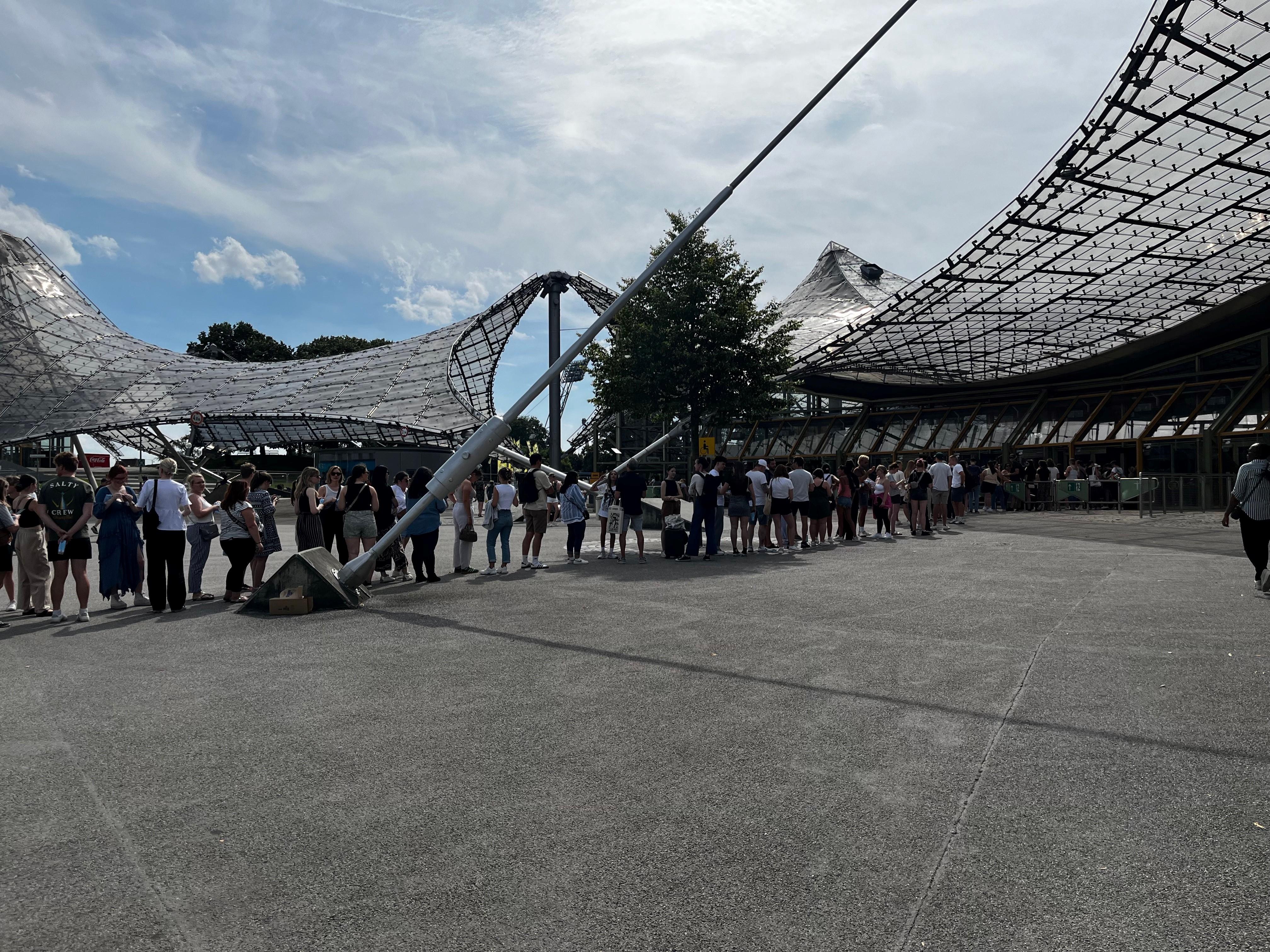 Taylor Swift Fans stehen beim Pre-Sale der Merch Artikel in München an. 