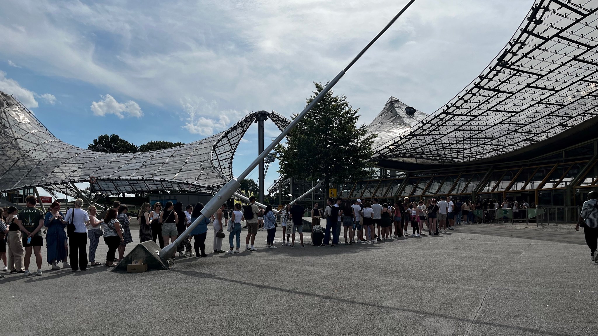 Taylor Swift Fans stehen beim Pre-Sale der Merch Artikel in München an. 