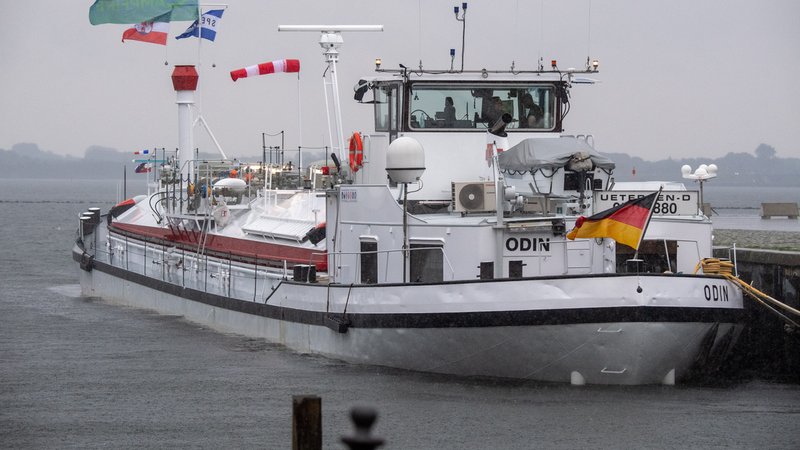 Das Bunderkschiff Odin liegt im Hafen von Stralsund. Es kann bis zu 150 Tonnen Ammoniak transportieren. | Bild: picture alliance/ dpa/ Stefan Sauer Das Bunderkschiff Odin liegt im Hafen von Stralsund. Es kann bis zu 150 Tonnen Ammoniak transportieren.