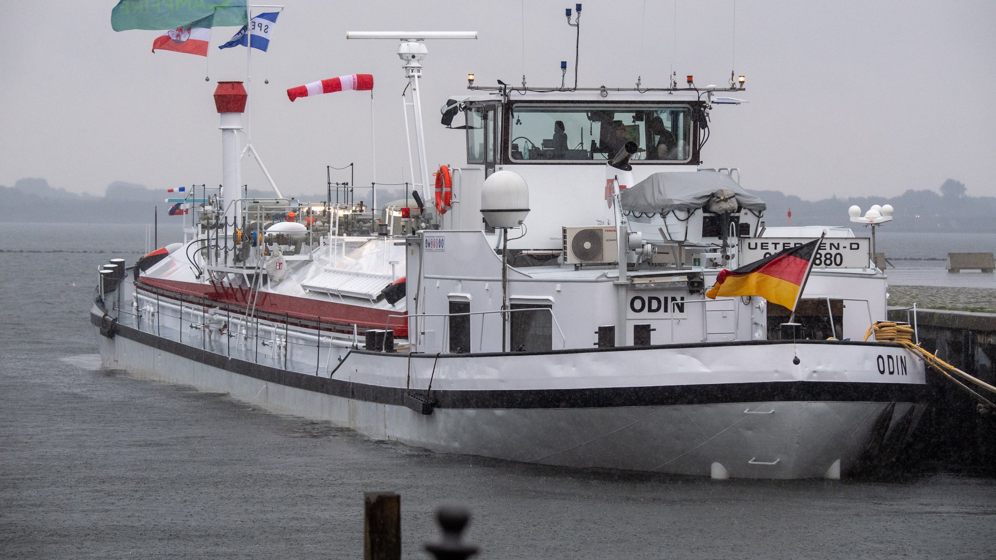 Das Bunderkschiff Odin liegt im Hafen von Stralsund. Es kann bis zu 150 Tonnen Ammoniak transportieren.