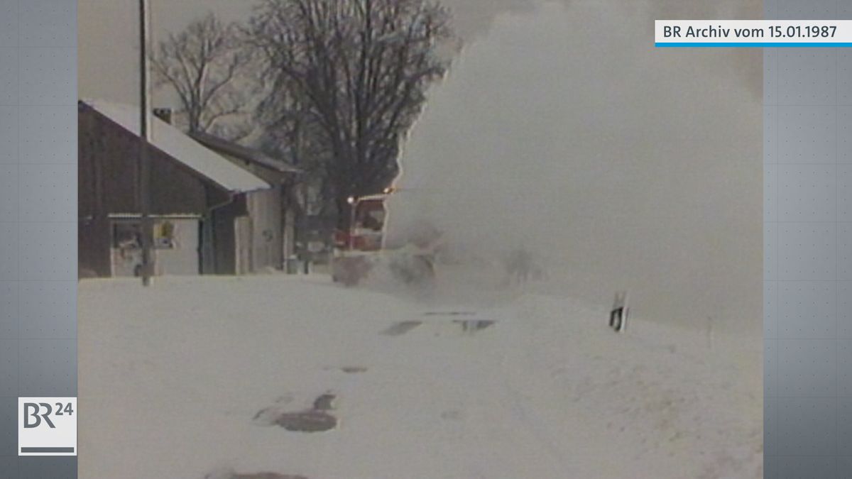 Schneeräumfahrzeug mit Schneefräse räumt verschneite Straße