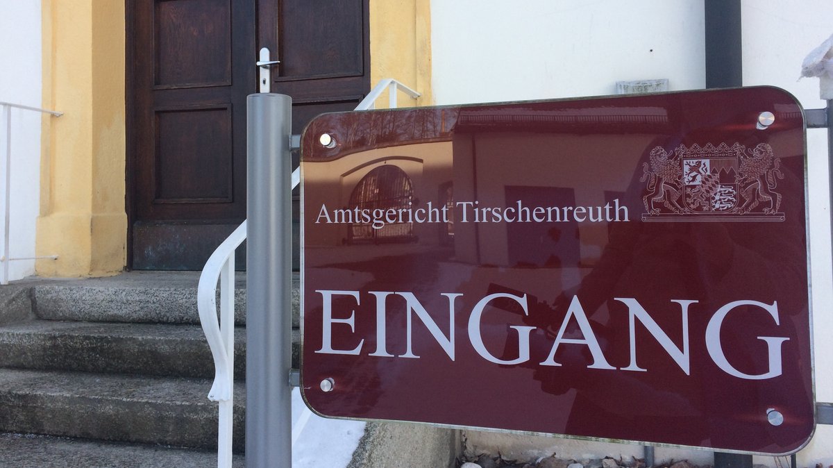 Schild am Amtsgericht Tirschenreuth.