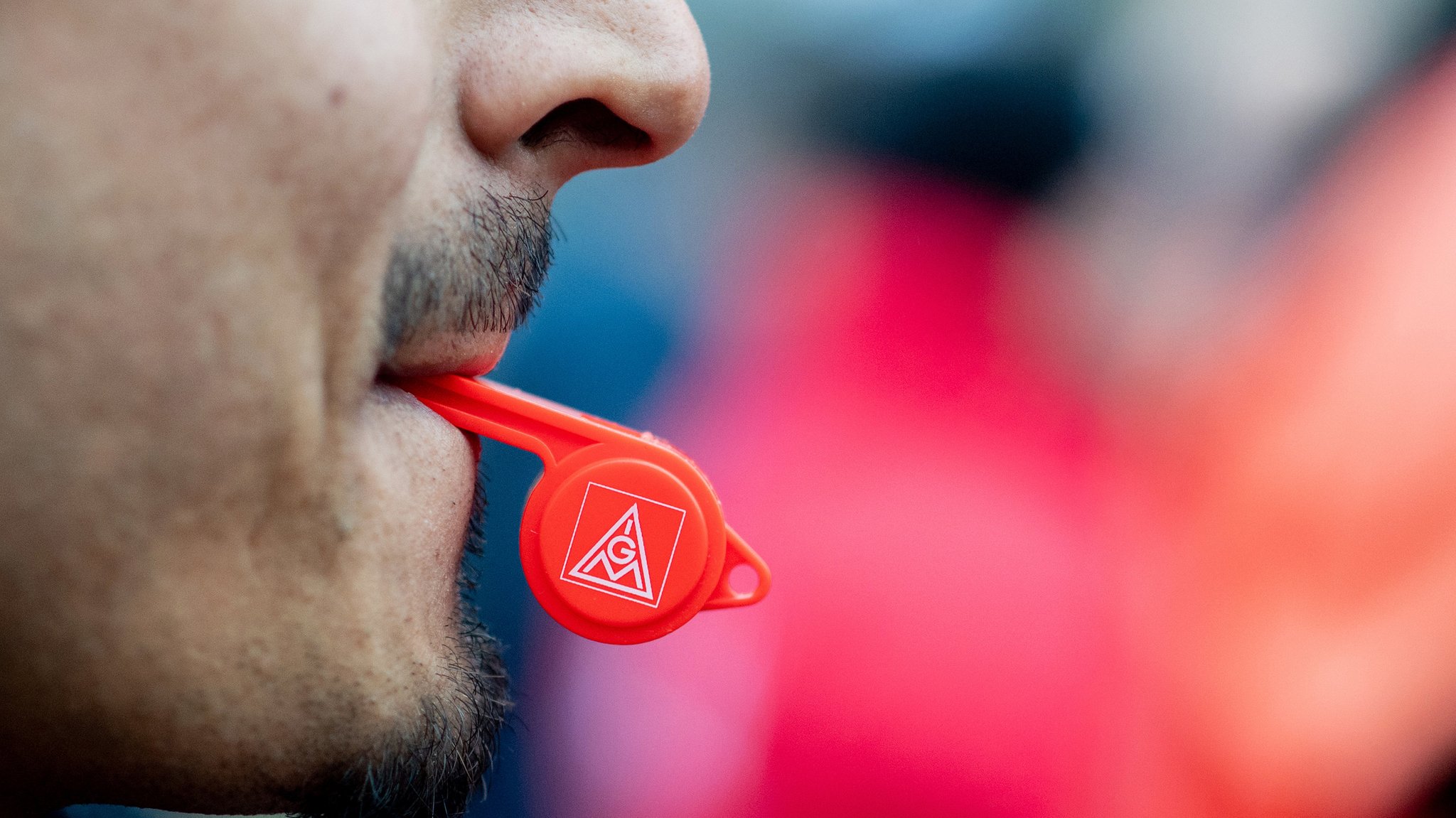 Die IG Metall hat im laufenden Tarifstreit den Druck auf die Unternehmen erhöht und zum bislang größten Warnstreik aufgerufen.