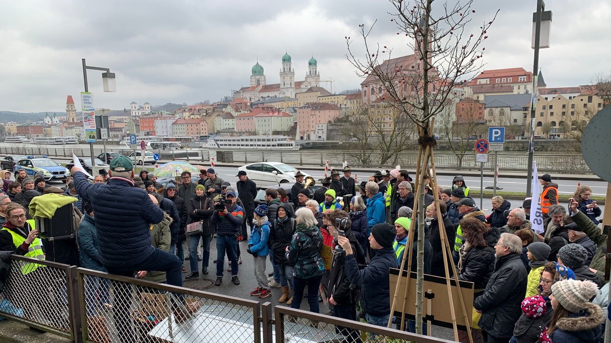 Anwohner protestieren am "Anger" in Passau gegen zu viel Verkehr
