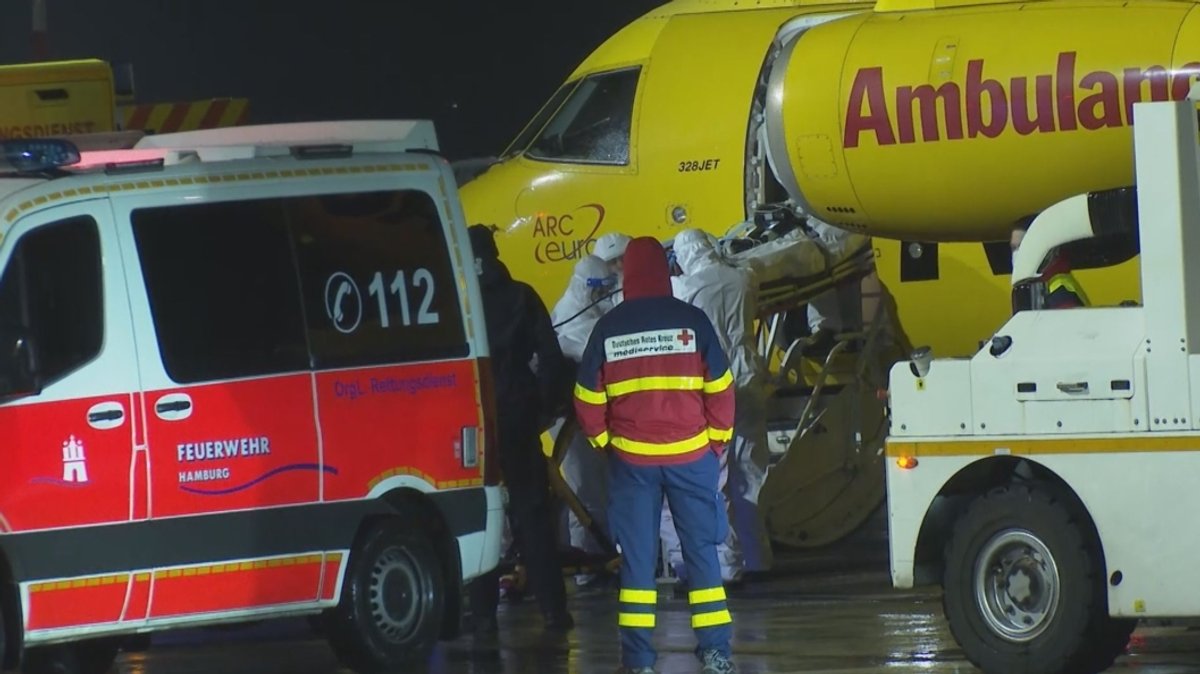 Am späten Abend des 26.11.21 wurden zwei Patienten mit einer ADAC-Maschine von München nach Hamburg gebracht. Das Flugzeug, das intensivmedizinisch ausgestattet ist, landete um 22.38 Uhr auf dem Hamburger Flughafen. 