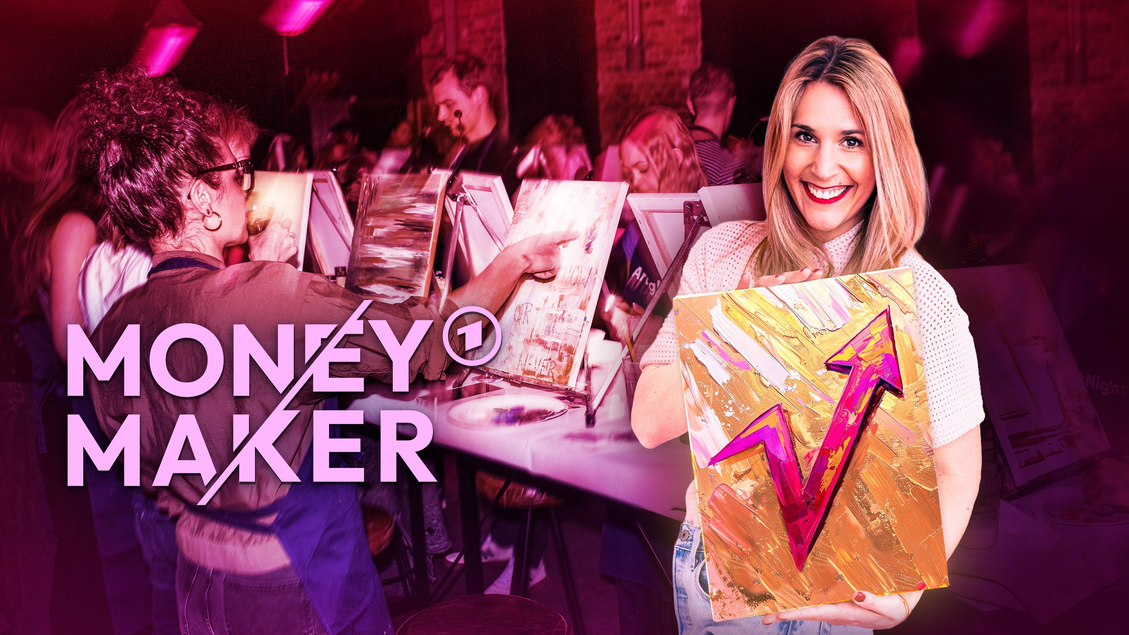 Aimie Carstensen hält ein Gemälde mit nach oben ansteigendem Pfeil in den Händen, im Hintergrund ein Art Night Event mit malenden Personen an Leinwänden.