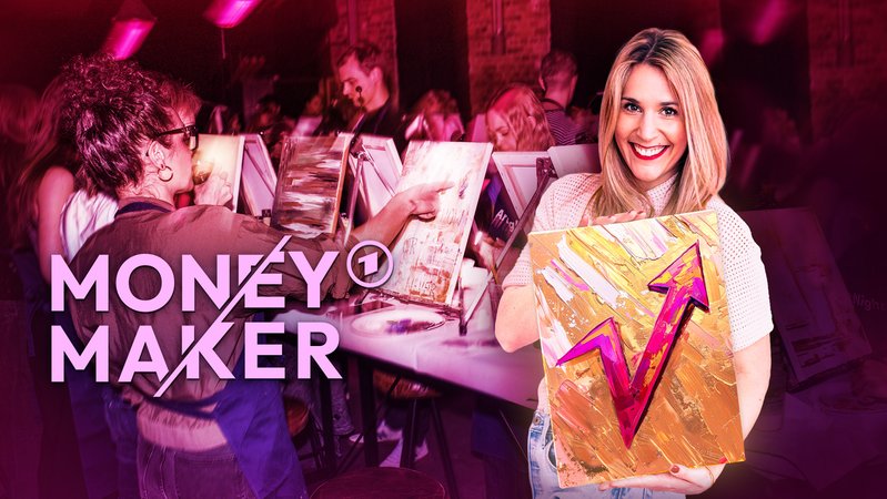 Aimie Carstensen hält ein Gemälde mit nach oben ansteigendem Pfeil in den Händen, im Hintergrund ein Art Night Event mit malenden Personen an Leinwänden. | Bild: ©Farina Deutschmann, Izzy Dempsey; Montage & Bearbeitung: BR; Gemälde mit Pfeil mit KI erzeugt Aimie Carstensen hält ein Gemälde mit nach oben ansteigendem Pfeil in den Händen, im Hintergrund ein Art Night Event mit malenden Personen an Leinwänden.