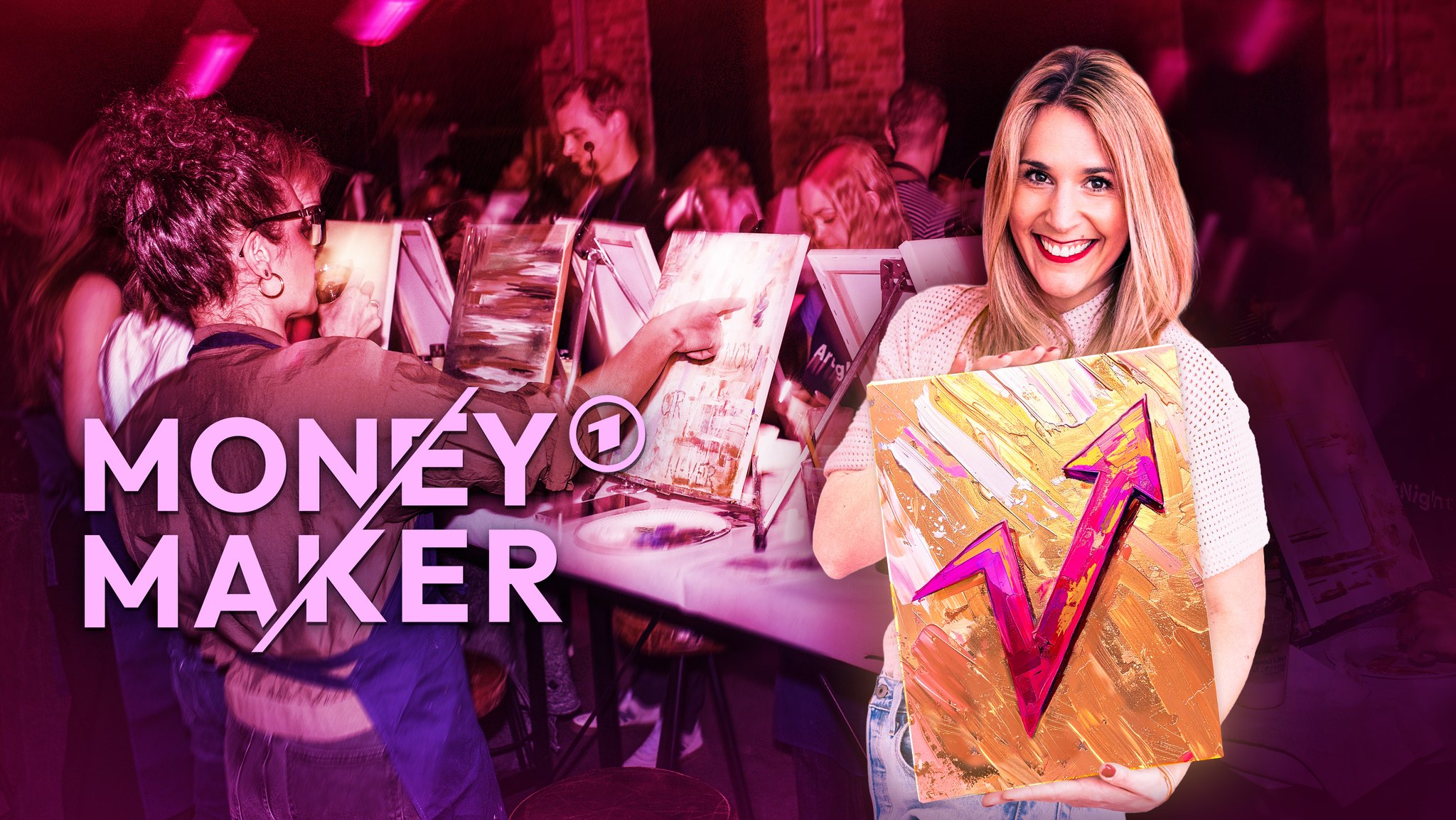 Aimie Carstensen hält ein Gemälde mit nach oben ansteigendem Pfeil in den Händen, im Hintergrund ein Art Night Event mit malenden Personen an Leinwänden. | Bild: ©Farina Deutschmann, Izzy Dempsey; Montage & Bearbeitung: BR; Gemälde mit Pfeil mit KI erzeugt Aimie Carstensen hält ein Gemälde mit nach oben ansteigendem Pfeil in den Händen, im Hintergrund ein Art Night Event mit malenden Personen an Leinwänden.