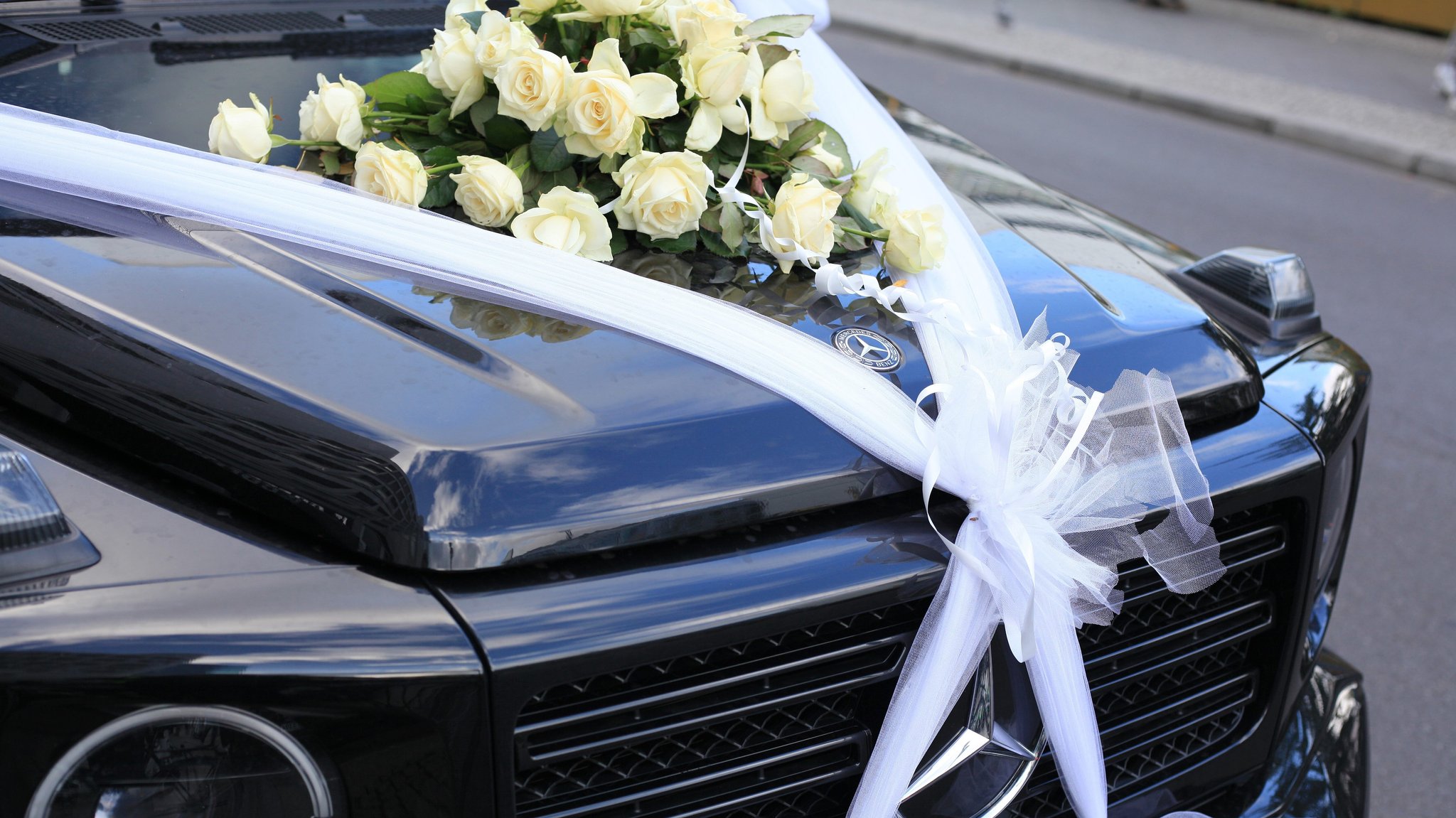 Ein Auto ist für einen Hochzeitskorso geschmückt. (Symbolbild) | Bild: picture alliance / Wolfram Steinberg | Wolfram Steinberg Ein Auto ist für einen Hochzeitskorso geschmückt. (Symbolbild)