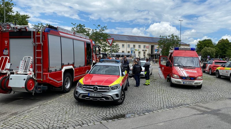 Einsatzkräfte am Landshuter Hauptbahnhof nach einem Bombenfund. 