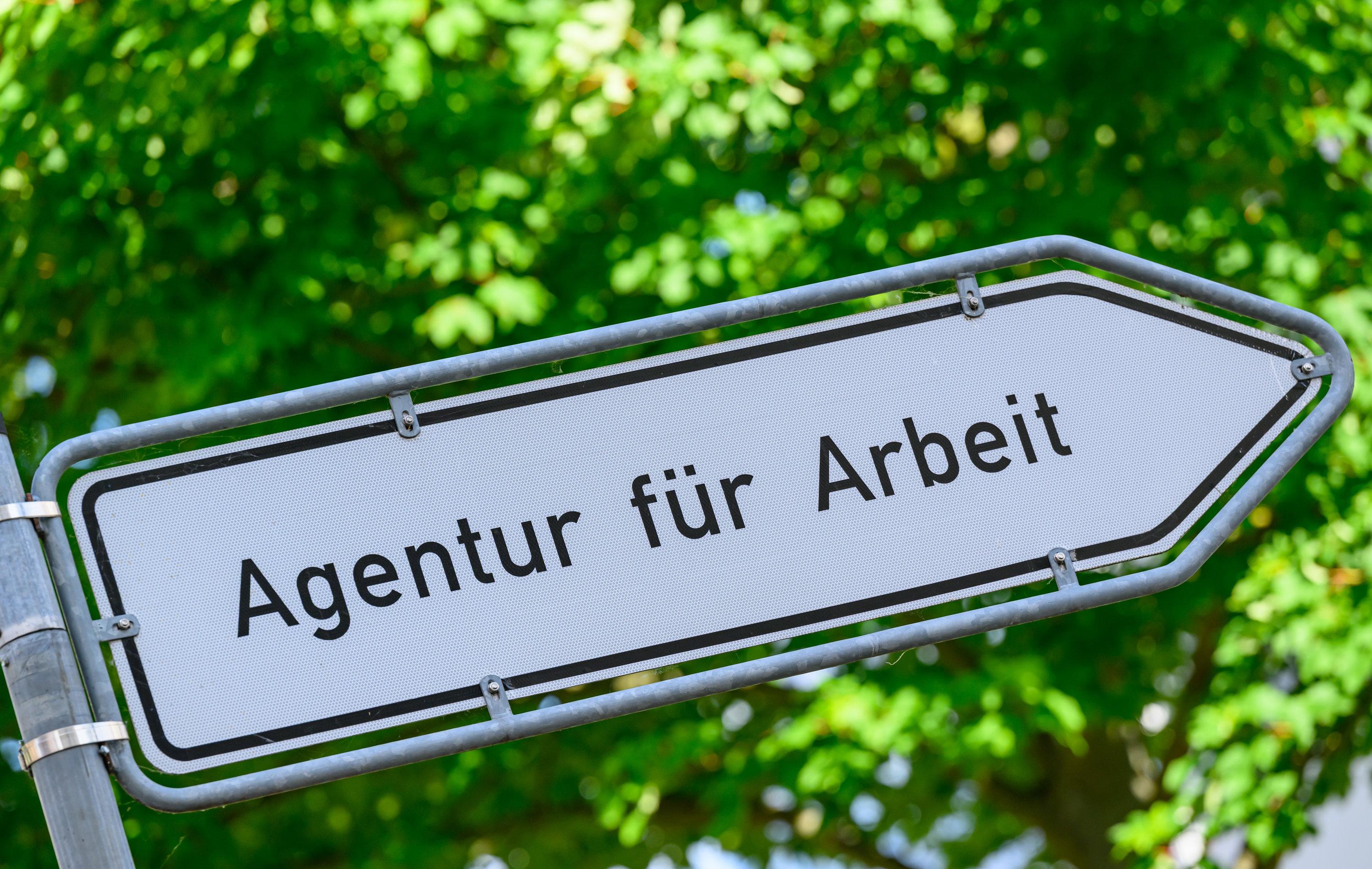 Blick auf einen Wegweiser mit der Aufschrift «Agentur für Arbeit»