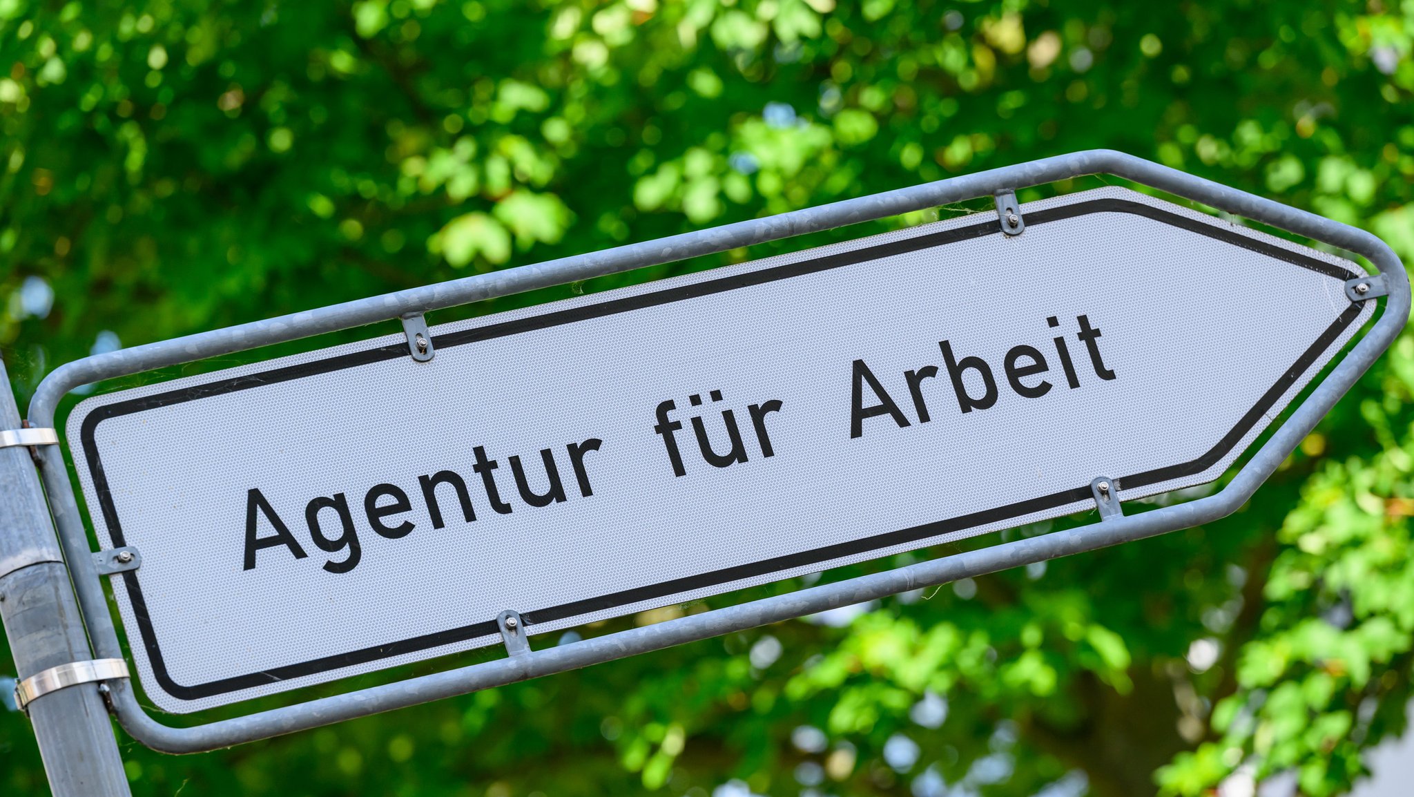 Blick auf einen Wegweiser mit der Aufschrift «Agentur für Arbeit»