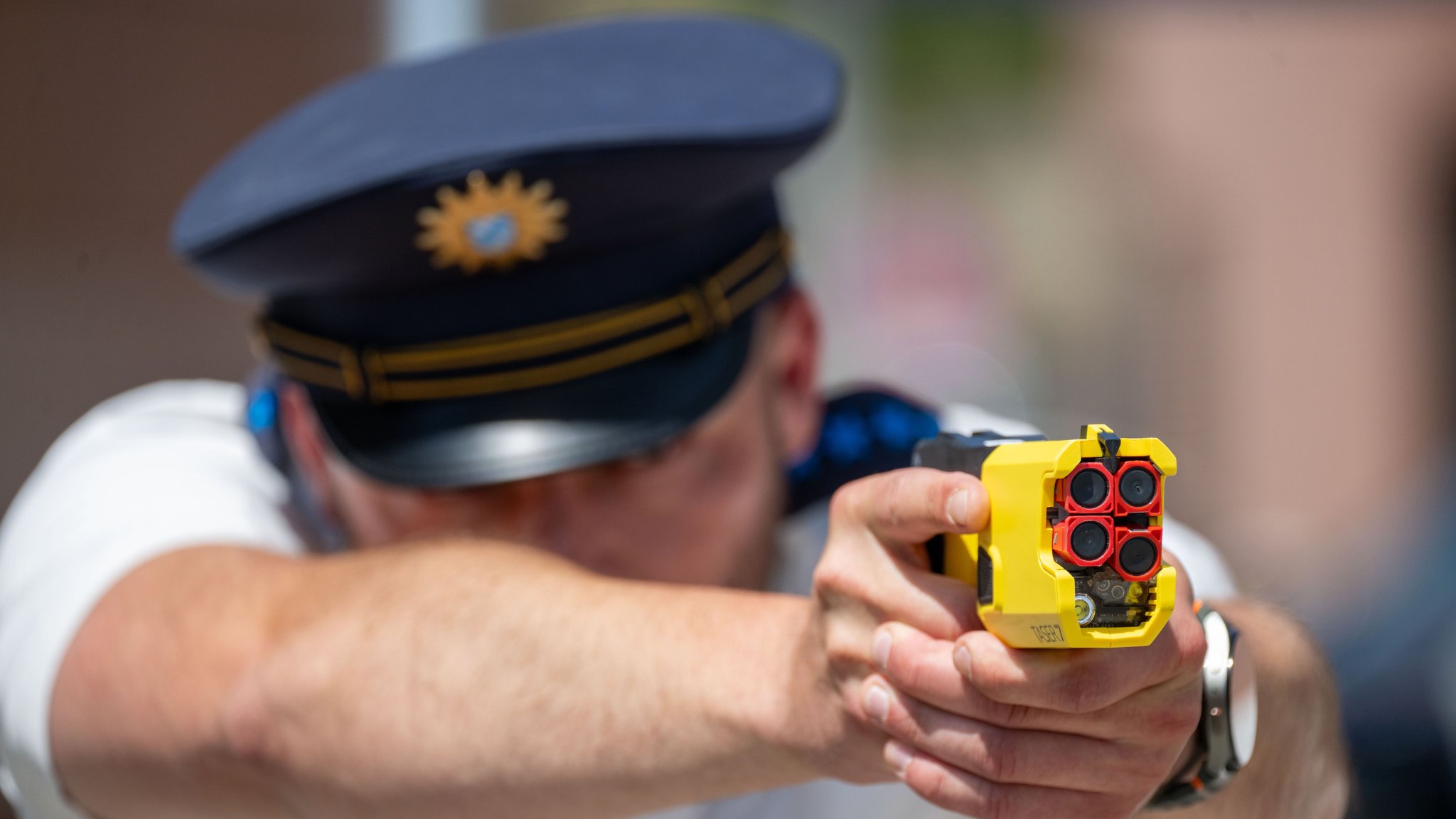 08.06.2026, Bayern, Schweinfurt: Ein Polizist zielt mit einem Taser. Die bayerische Polizei startet in einigen Behörden eine Pilotierung zur Ausweitung des Einsatzes von Tasern. Foto: Pia Bayer/dpa +++ dpa-Bildfunk +++ | Bild: dpa-Bildfunk/Pia Bayer 08.06.2026, Bayern, Schweinfurt: Ein Polizist zielt mit einem Taser. Die bayerische Polizei startet in einigen Behörden eine Pilotierung zur Ausweitung des Einsatzes von Tasern. Foto: Pia Bayer/dpa +++ dpa-Bildfunk +++