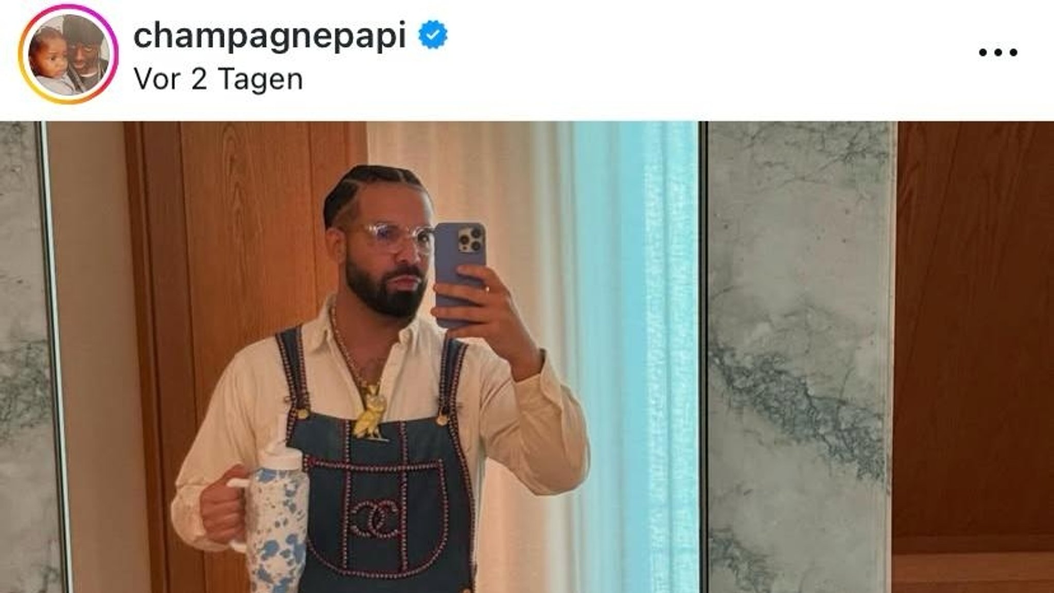 Drake in "Wiesn"-Latzhose. | Bild: Instagram.com/champagnepapi Drake in "Wiesn"-Latzhose.
